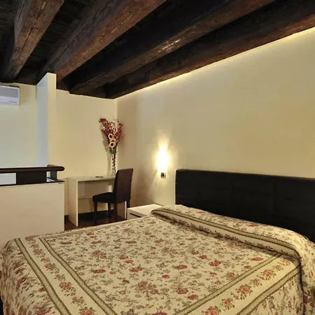 Castello Di Godego Sleeps 10 Air Con Wifi Appartamento *